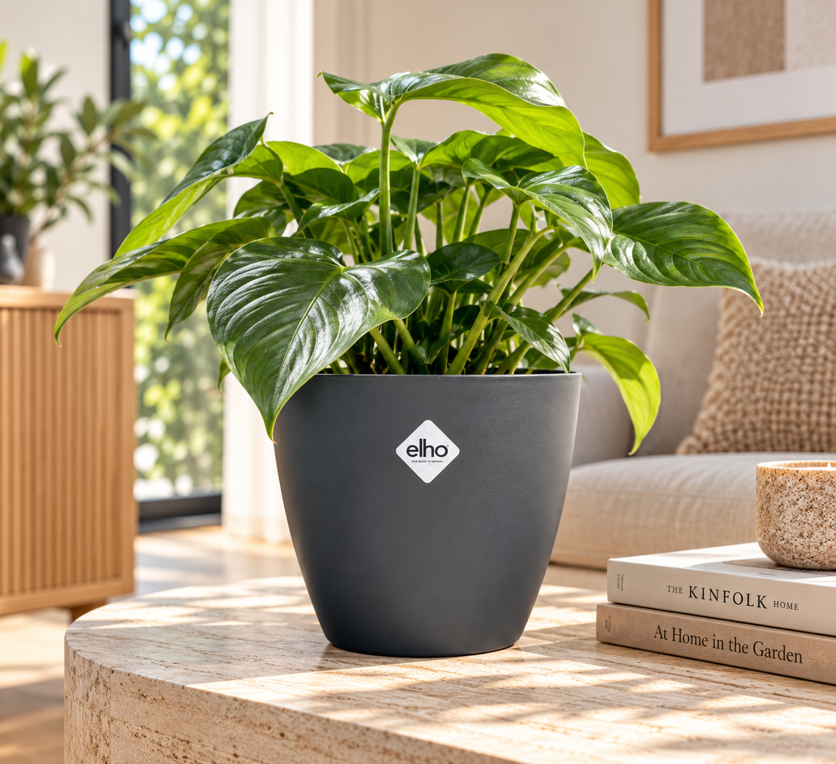 Tweede sfeerbeeld van de Elho Brussels Grey plantenpot van 21 cm met groene kamerplant in een licht modern interieur