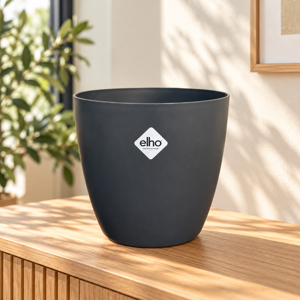 Sfeerbeeld van de Elho Brussels grijze plantenpot van 21 cm in een licht, modern interieur