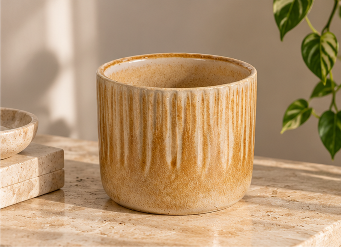 Linnea Honey P6 beige-oker gespikkelde geribbelde pot op een natuurstenen tafel