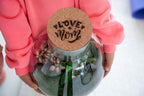 'Love Mom' terrarium Sam met gegraveerde kurk en licht, groene bladeren