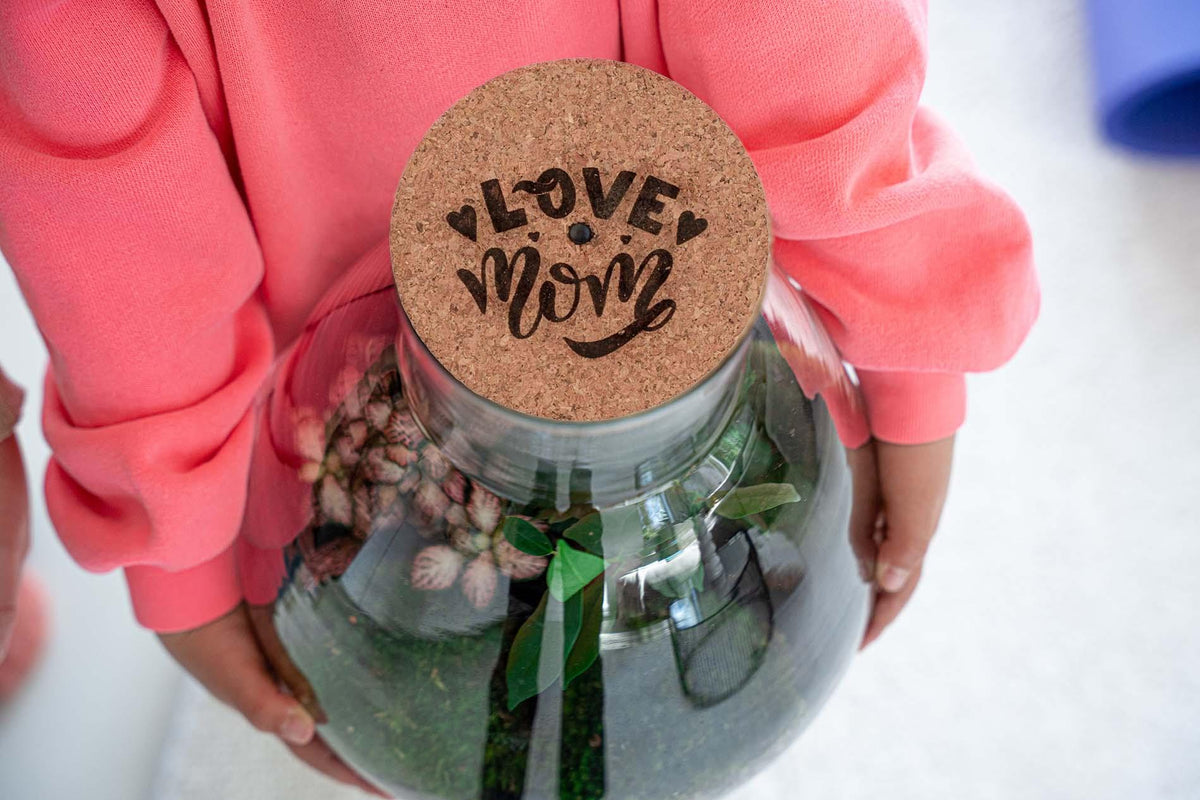 'Love Mom' terrarium Sam met gegraveerde kurk en licht, groene bladeren