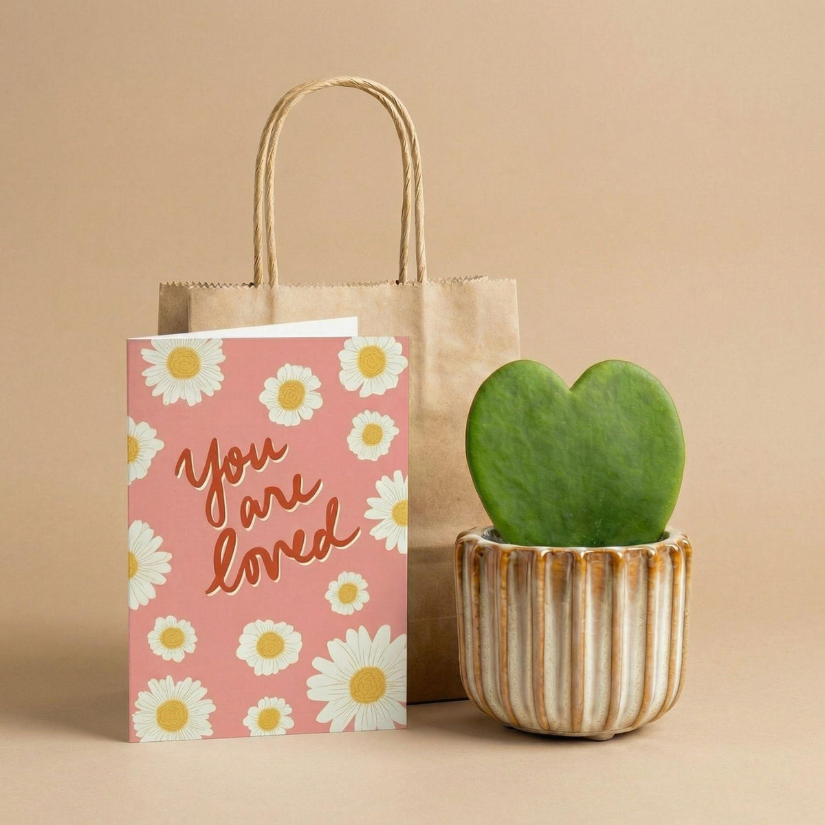 Cadeauset Love Set, hartjesplant met pot, wenskaart en tasje, kenmerkend blad