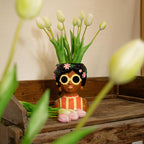Vaas Lady Sunny van aardewerk met 10 wit-groene kunsttulpen, plant in pot