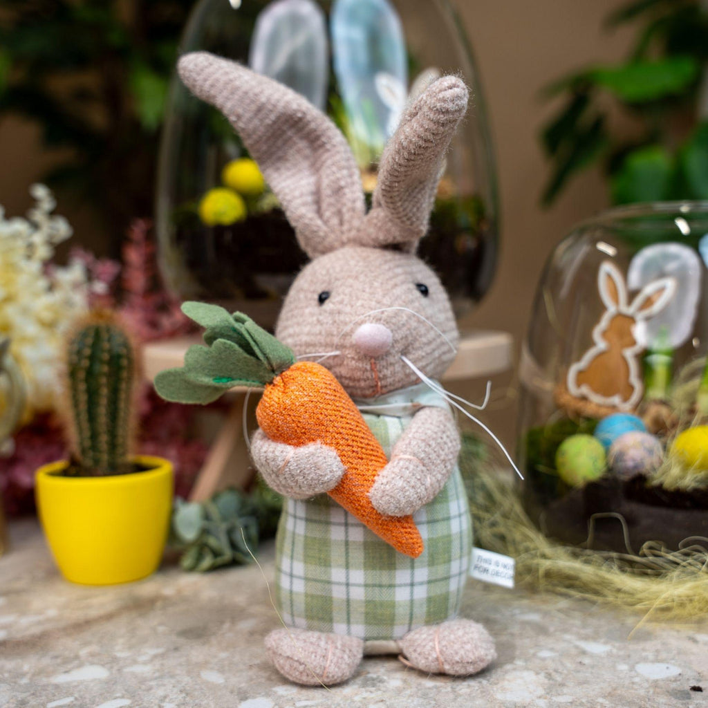 Paashaas decoratie - Verzwaarde pluche haas met wortel, plant in pot