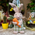 Paashaas decoratie - Verzwaarde pluche haas met wortel, plant in pot
