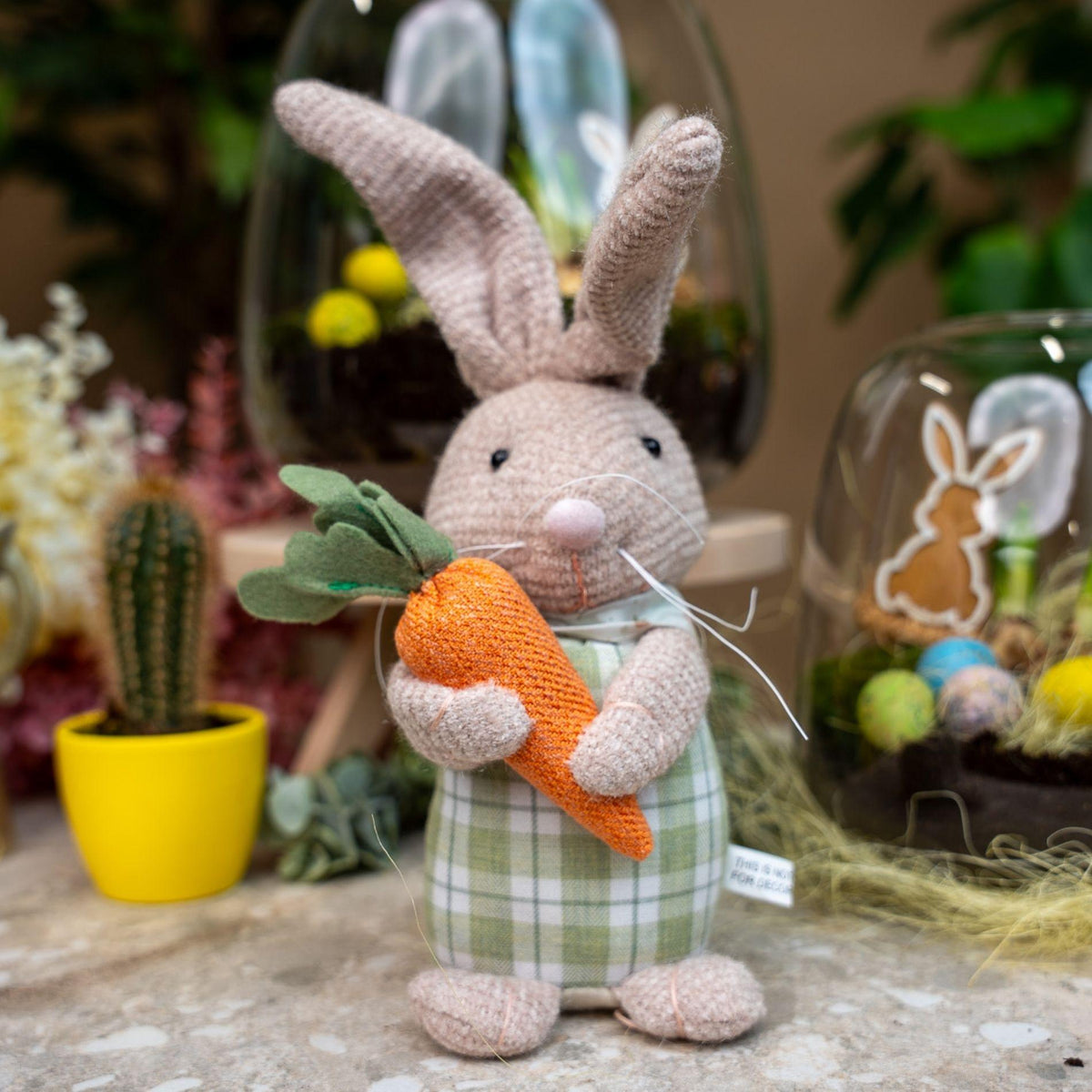 Paashaas decoratie - Verzwaarde pluche haas met wortel, plant in pot