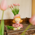 Vaas Aardbeien meisje van aardewerk met 10 roze kunsttulpen, sierlijke plant