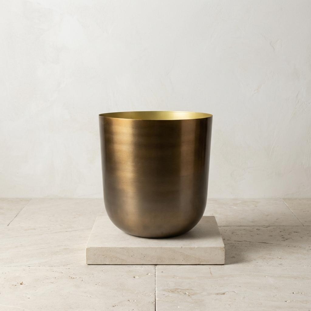 Pot Mayk Gold, bronskleurige sierpot met gouden binnenrand, groene bladeren