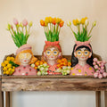 Vaas Aardbeien meisje van aardewerk met 10 roze kunsttulpen, plant in pot