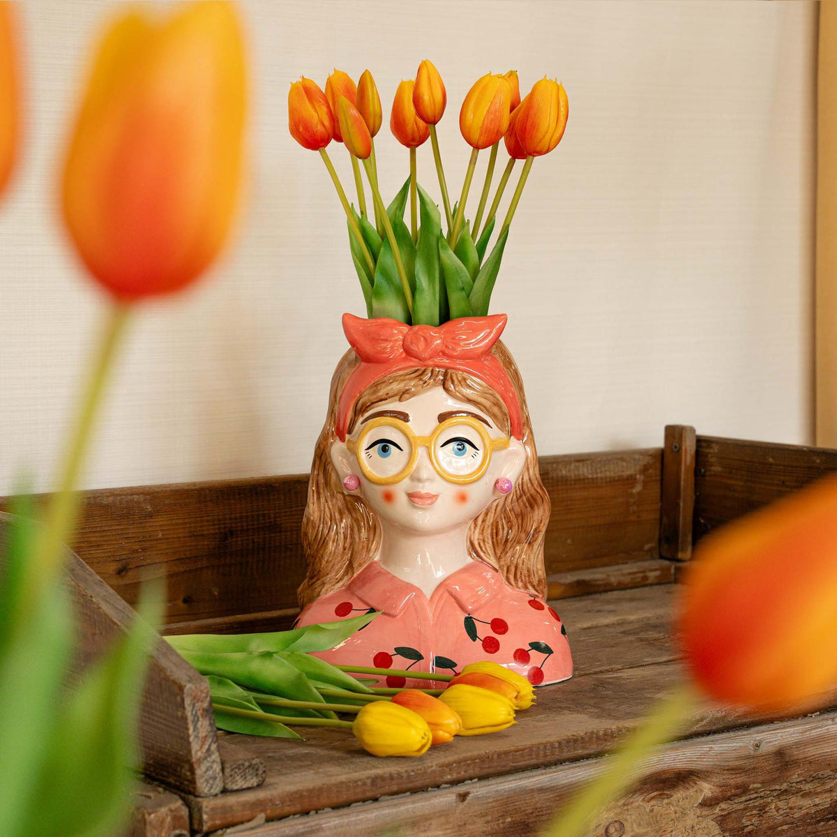 Vaas Jessie met strik en 10 oranje kunsttulpen, plant in pot