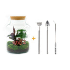 Detailfoto van DIY terrarium Milky met licht, hark, schep, pincet