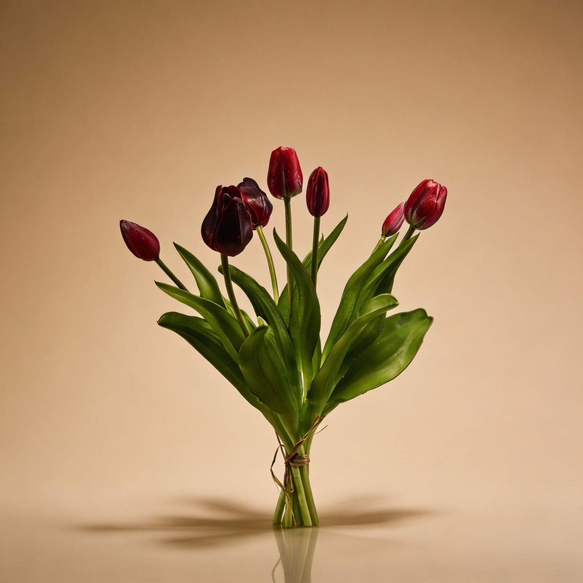 Kunsttulpen boeket Real Touch, diep rood, 42 cm, 7 stelen, detail van het blad